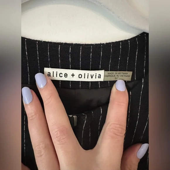 Alice & Olivia Elegant Black Striped Cape Coat with leather trim. Size small - Picture 6 of 9